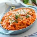 tomaten sahne soße pasta in einer kleinen blauen Auflaufform