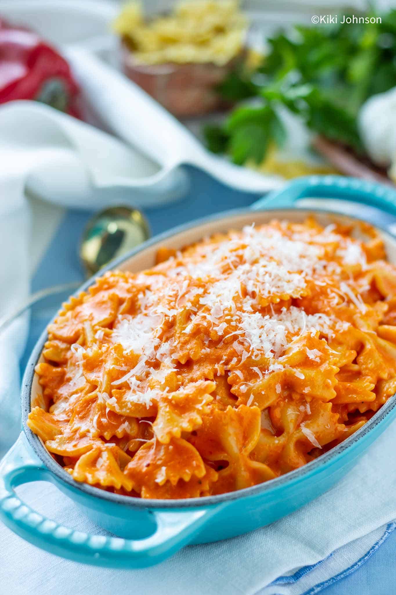 Pasta mit Tomaten Sahne Soße und geriebenem Parmesan in einer kleinen Auflaufform 