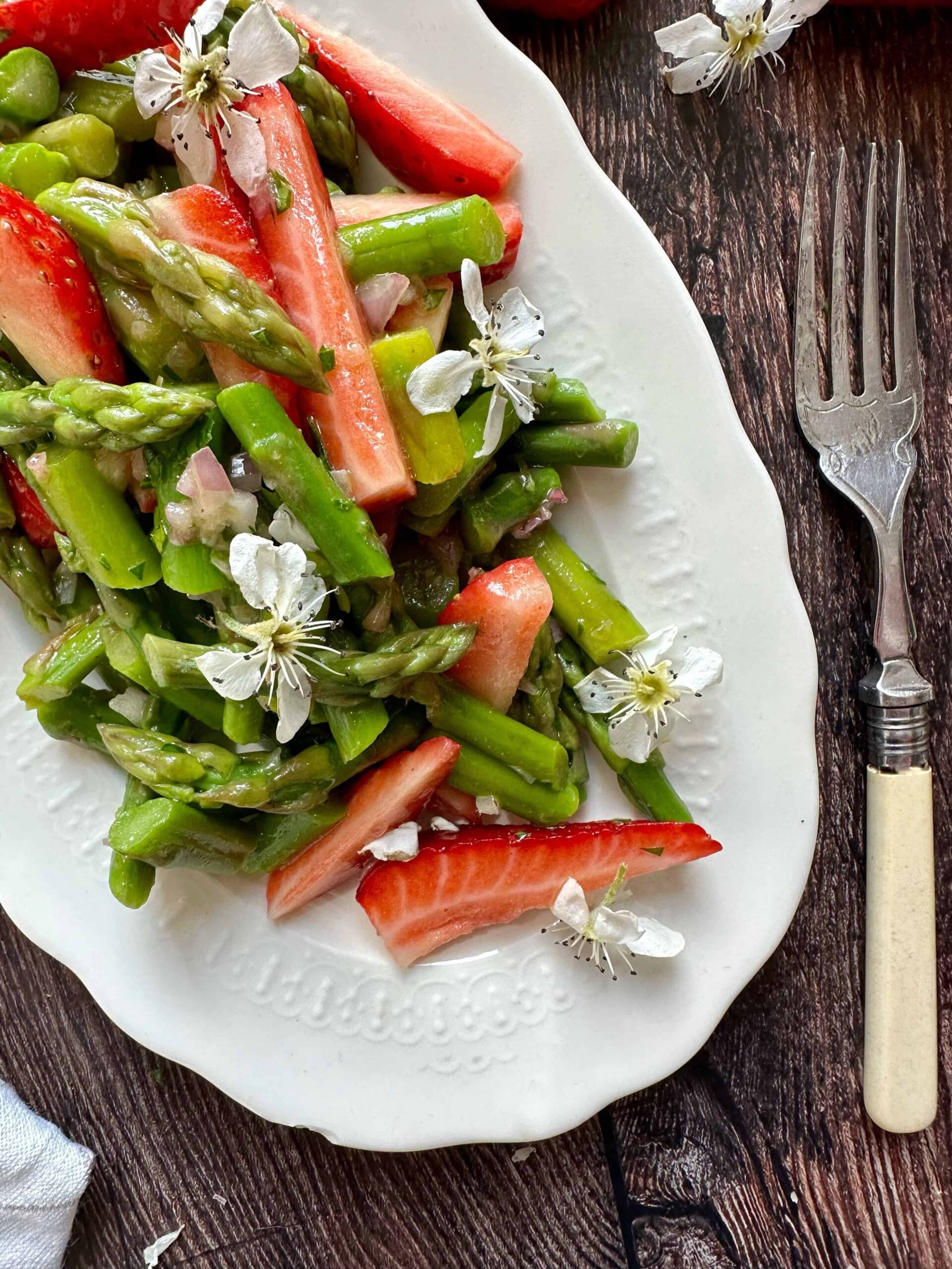 grüner Spargel-Salat mit frischen Erdbeeren