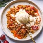 eine Portion Kirsch Aprikosen Crumble