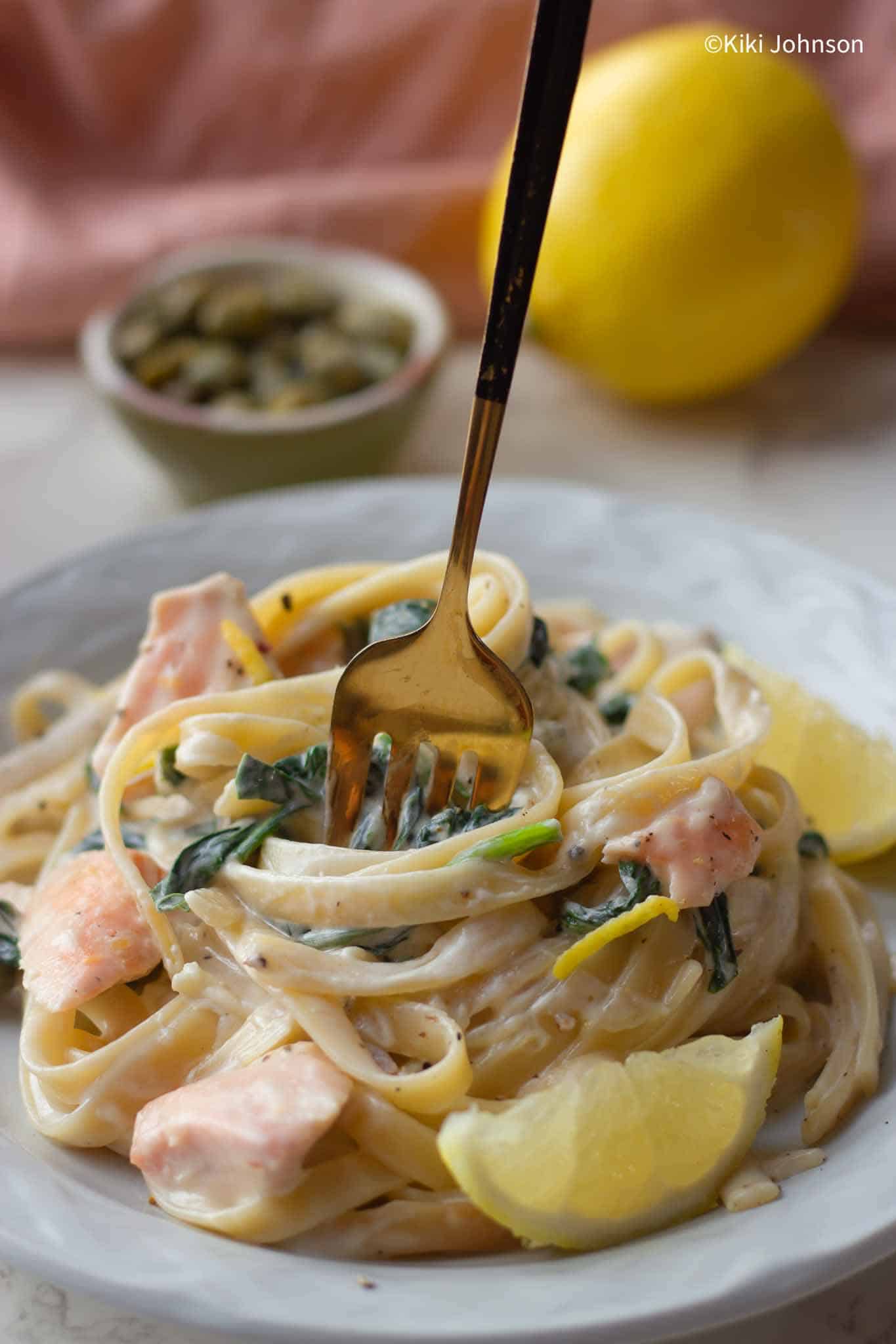 Eine Gabel Bandnudeln mit Lachs Sahnesauce und Spinach