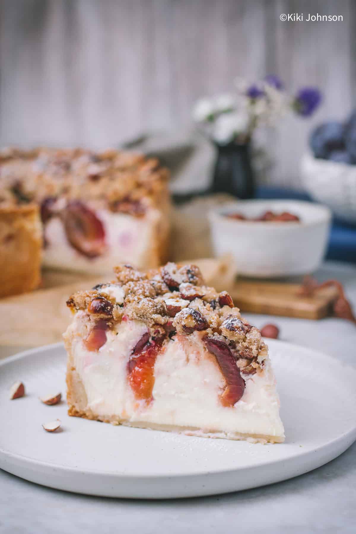 ein Stück Landfrauen Käsekuchen mit Zwetschgen. 