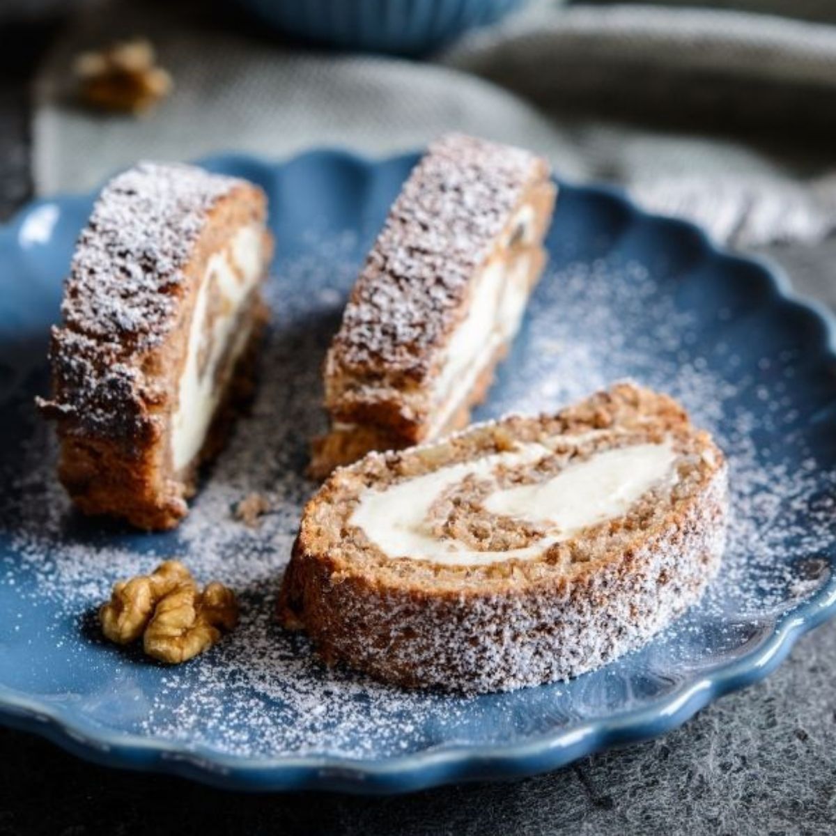 drei Stücke Walnuss Biskuitrolle mit Mascarpone Creme gefüllt