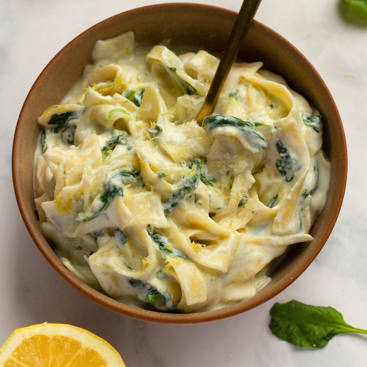 ein Teller Nudeln mit Ricotta ZITRONEN SAUCE dekoriert mit SPINAT