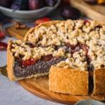 Ein Stück Zwetschgen Mohnkuchen mit Pudding und Streusel