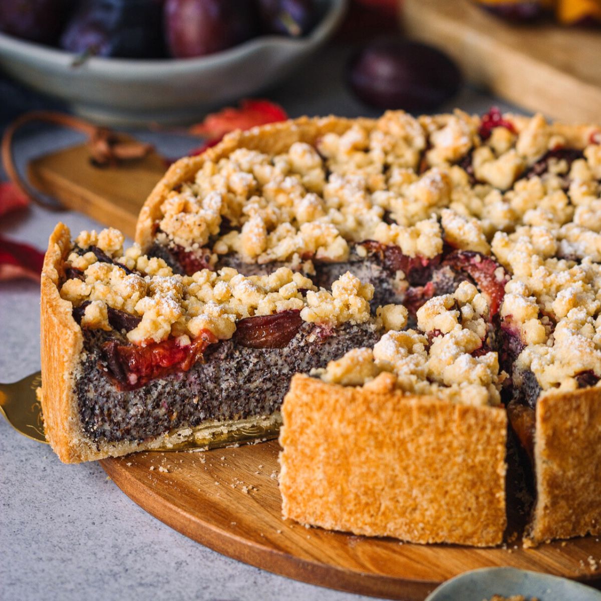 Ein Stück Zwetschgen Mohnkuchen mit Pudding und Streusel