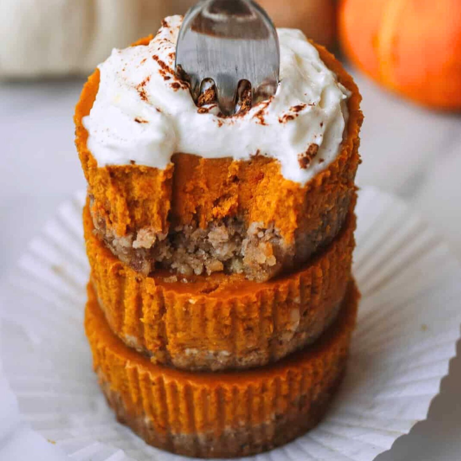 drei Kürbis Cupcakes mit Sahne auf einem kleinen Dessert Teller