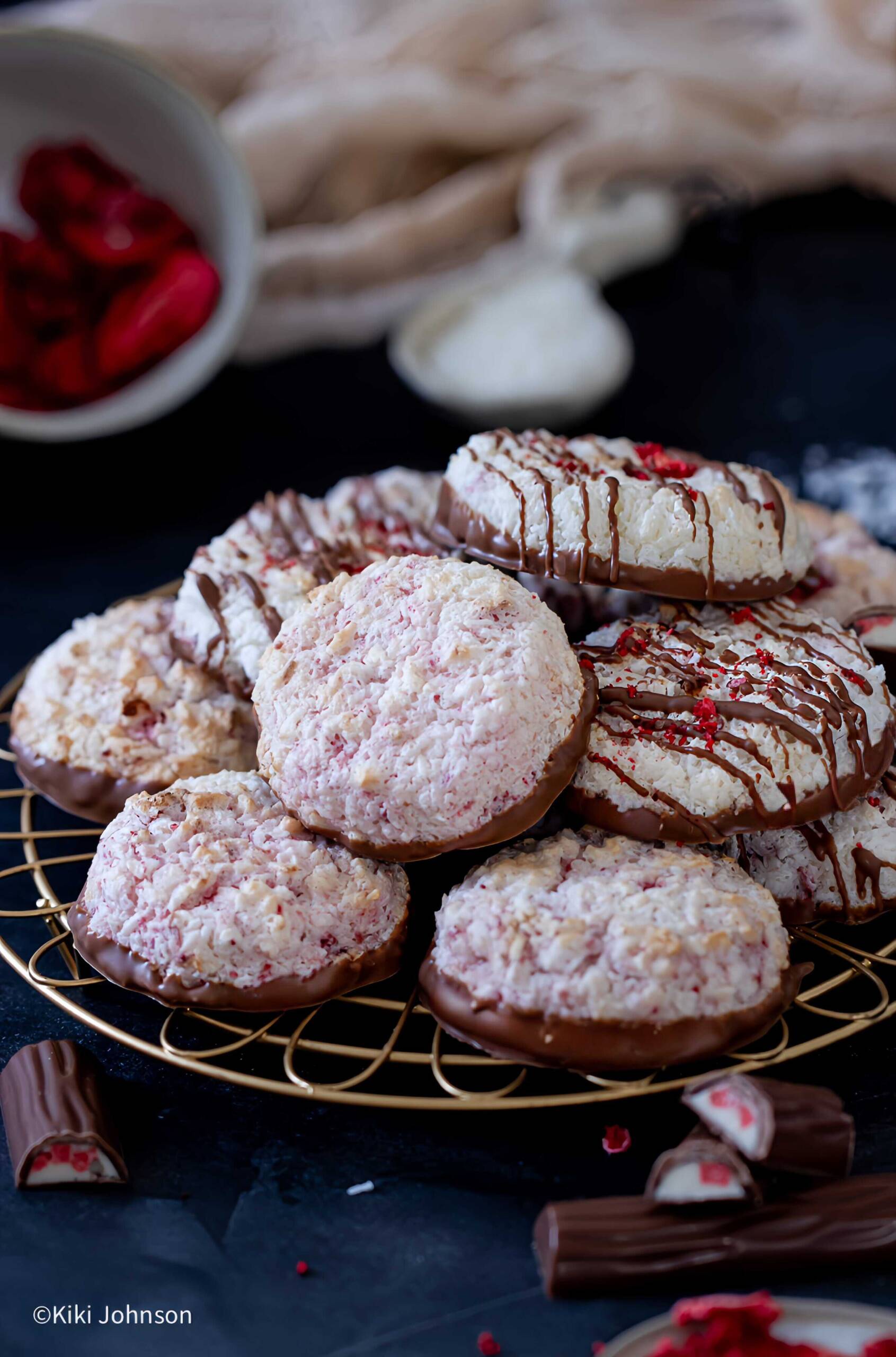 saftige Kokosmakronen mit Quark und gefriergetrockneten Erdbeeren und Schokolade