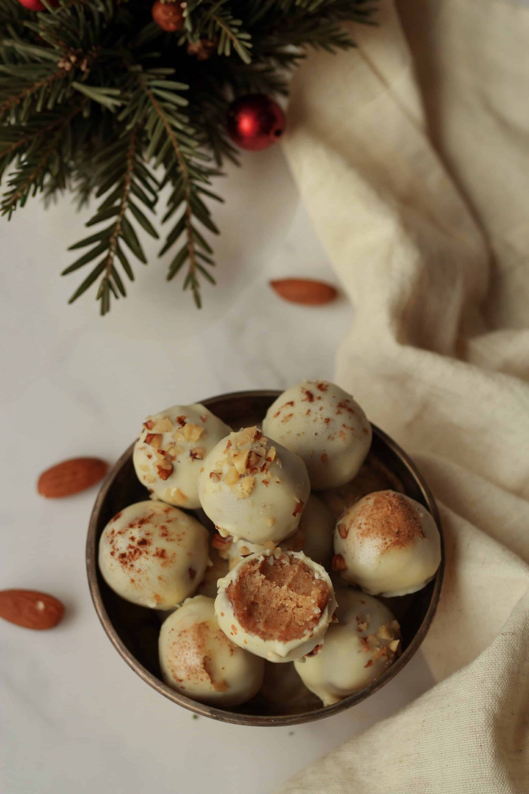 eine Schale mit gegbrannten Mandel Pralinen mit Zimt dekoriert