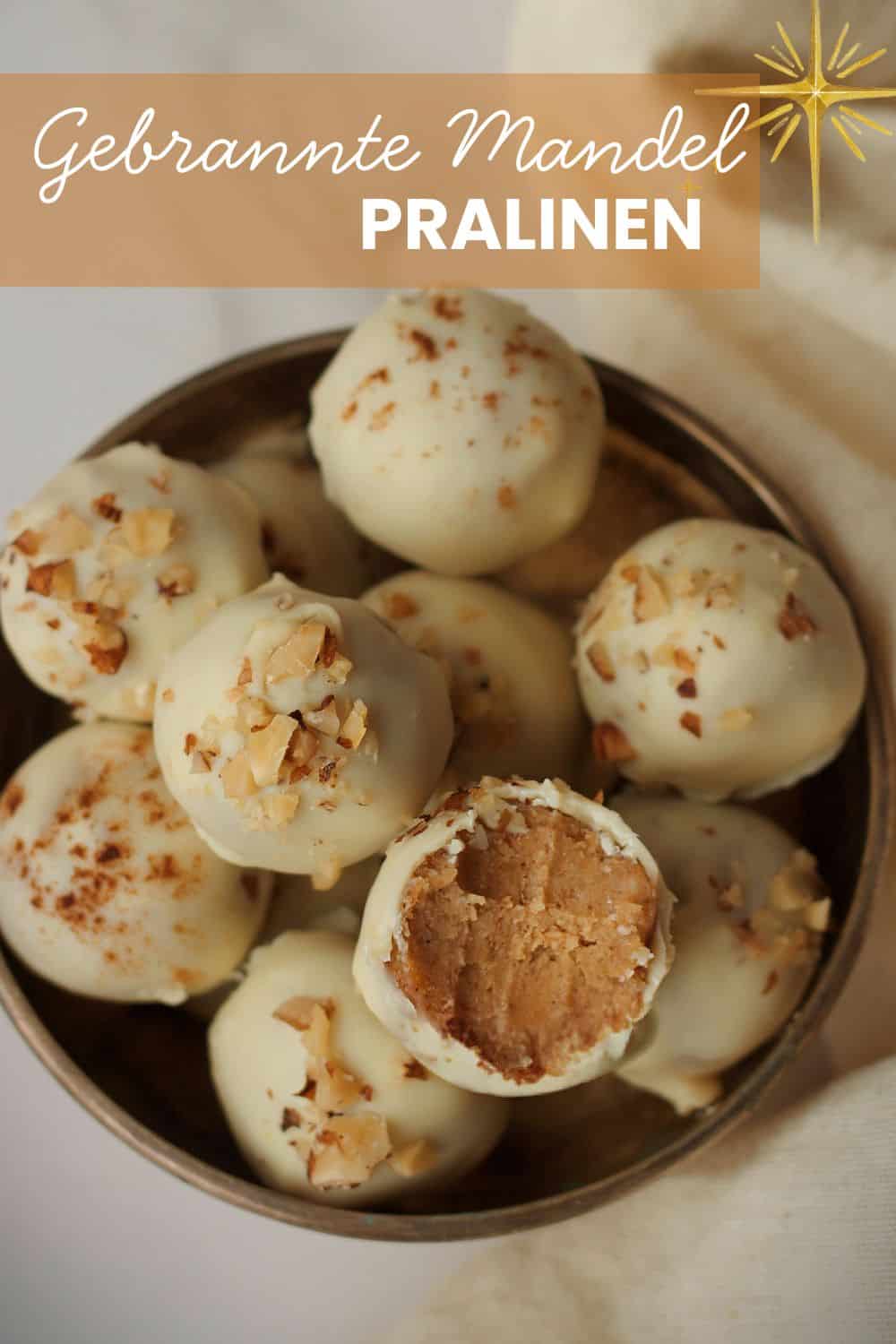 eine Schale mit gebrannten Mandel Pralinen mit Mandelmus überzogen mit weisser Kuvertüre