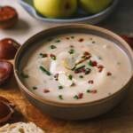eine Schale mit Maronensuppe dekoriert mit creme fraiche
