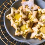 pistazien plätzchen mit pistaziencreme auf einem Blauen teller