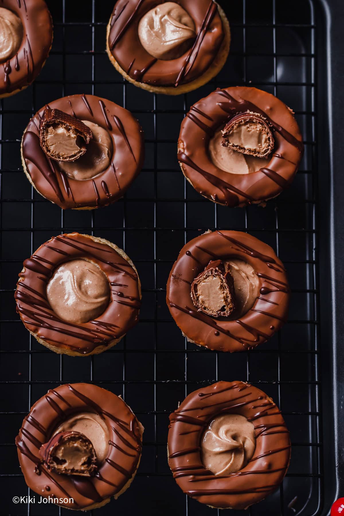 Kinder Bueno Plätzchen mit Nusscreme in der Mitte und Vollmilch Schokolade überzogen auf einem Gitter