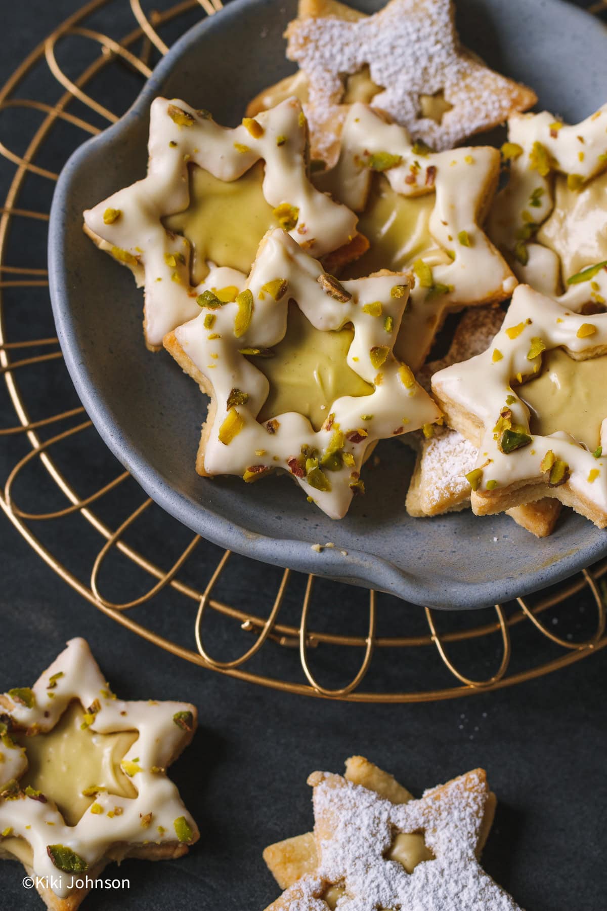 Pistazien Plätzchen mit Pistaziencreme gefüllt auf einem weissen Plätzchenteller