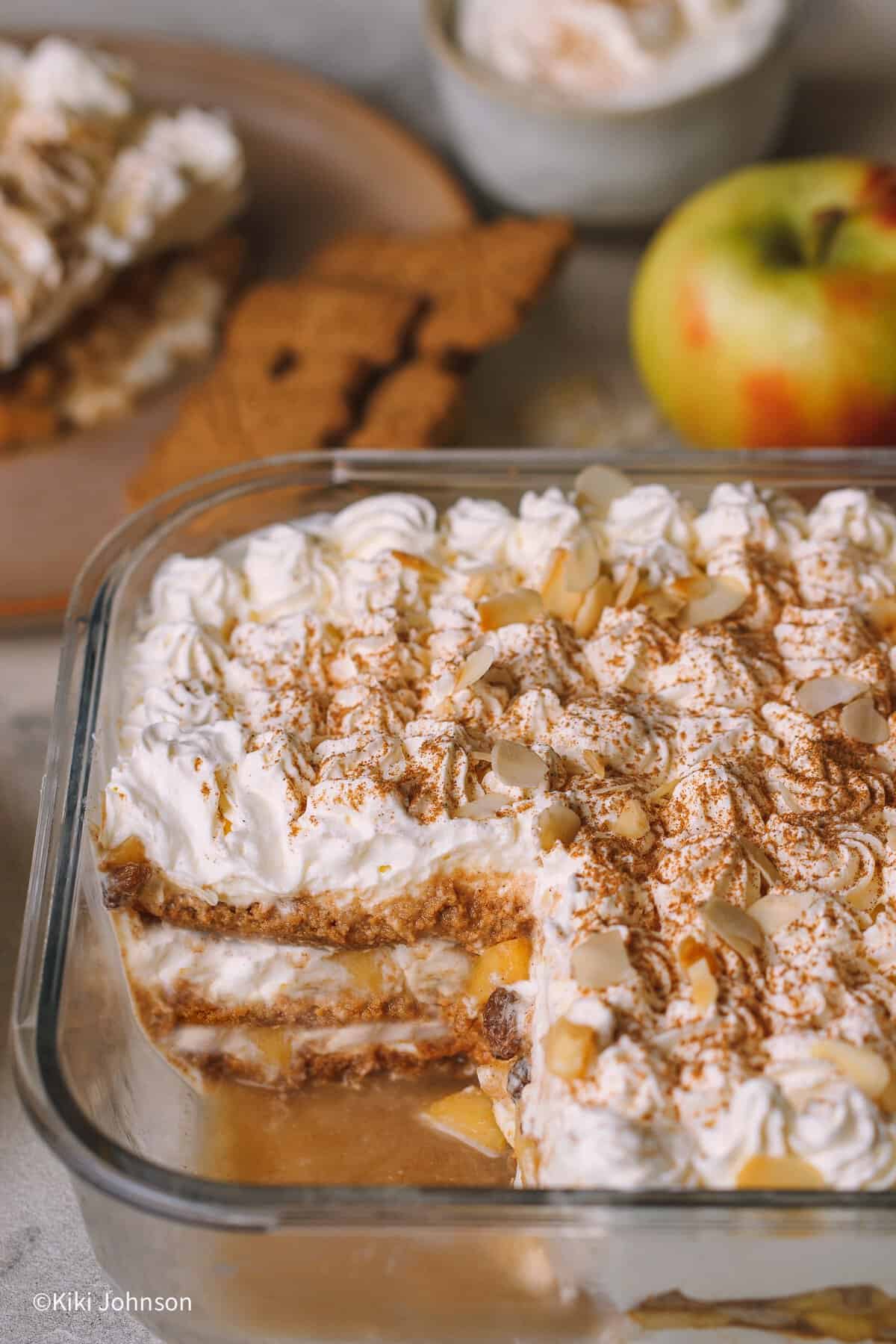 Bratapfel Tiramisu in einer Glasform mit schichten aus Spekulatius Keksen, Apfelfüllung und Quark Mascarpone Creme 