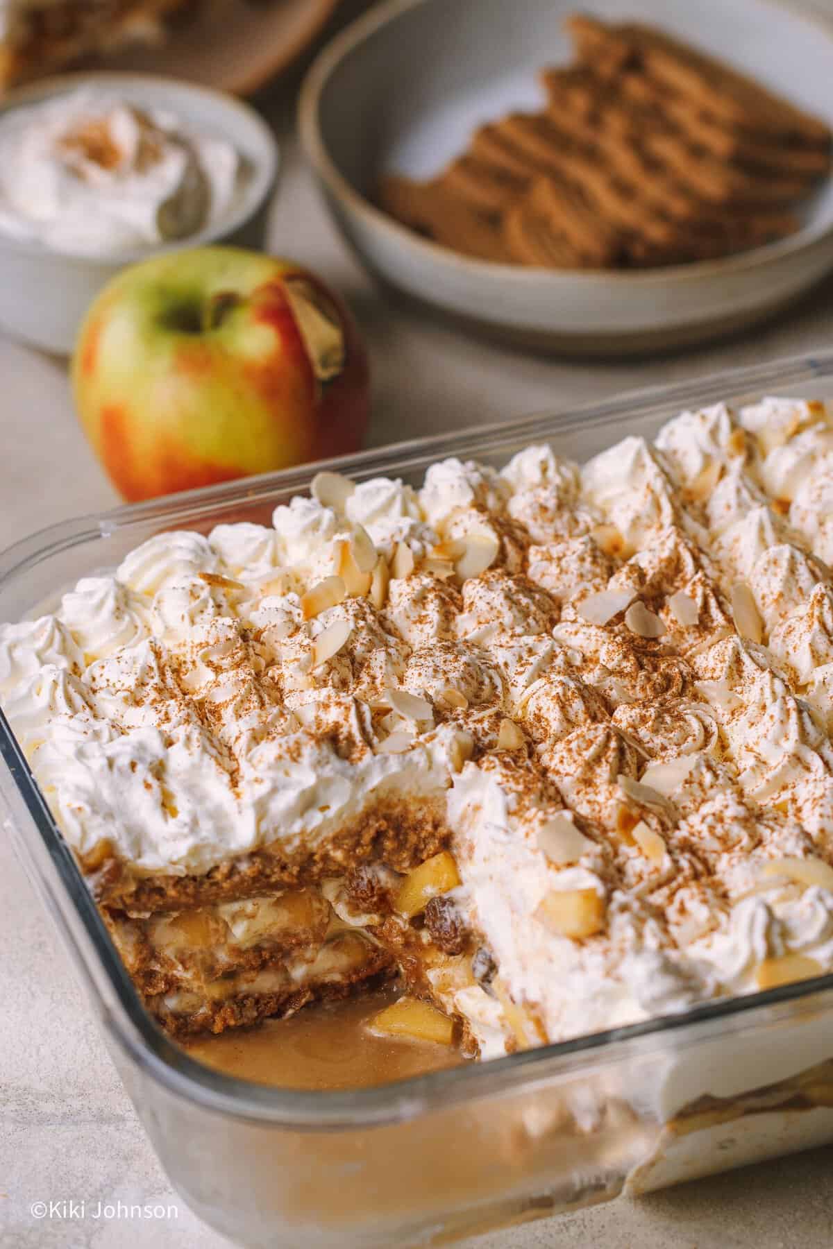 Bratapfel Tiramisu mit Spekulatius und Rumrosinen in einer Glasform 