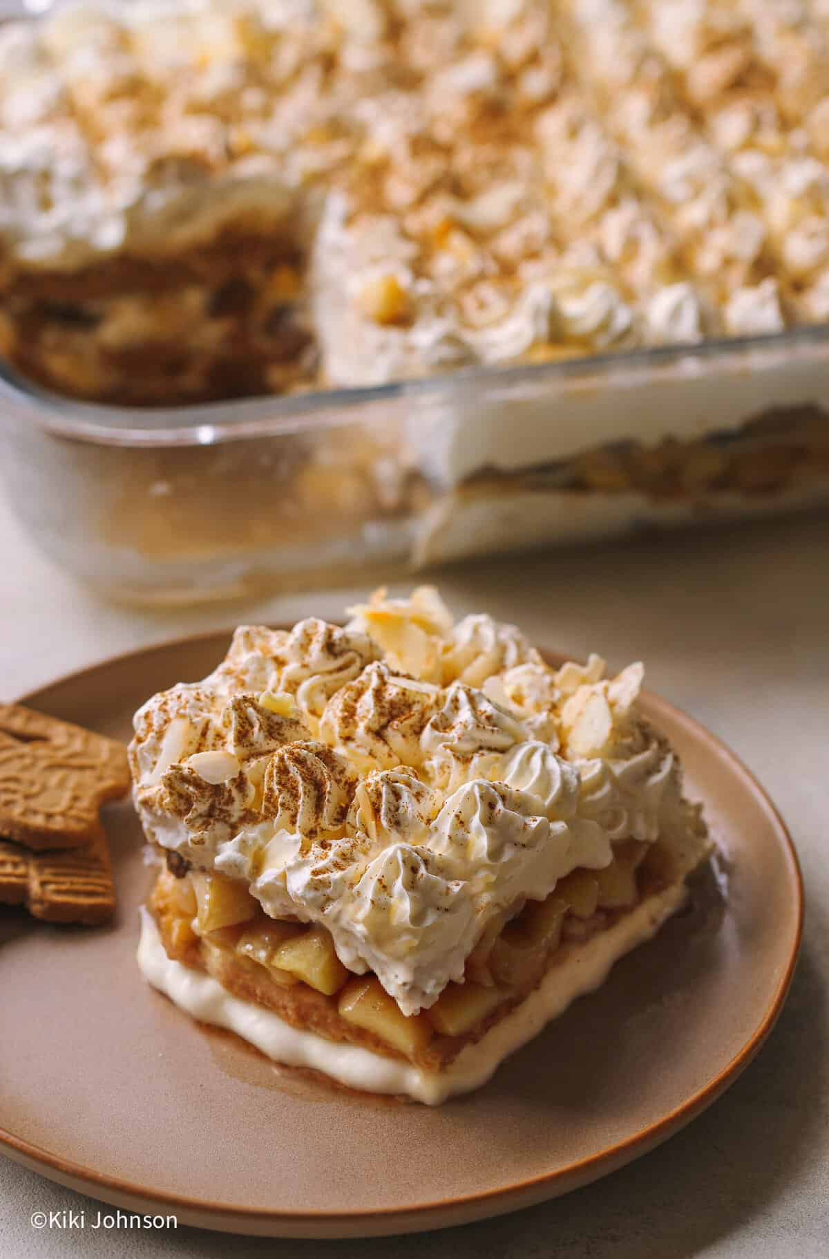 ein Stück Bratapfel Tiramisu auf einem Weissen Dessert Teller 