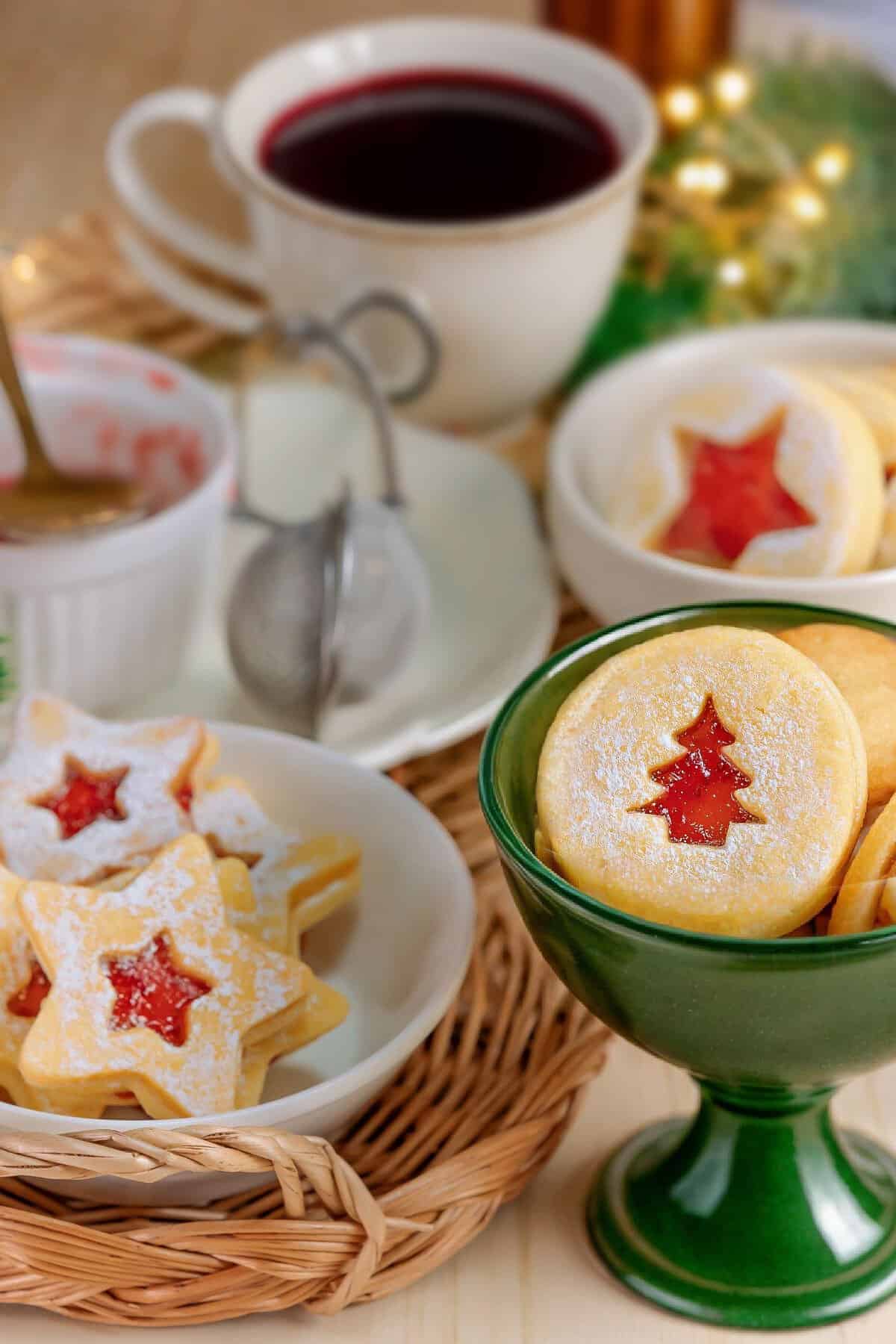 Glühwein Plätzchen mit Glühweingelee gefüllt auf einer aventlichen Tafel