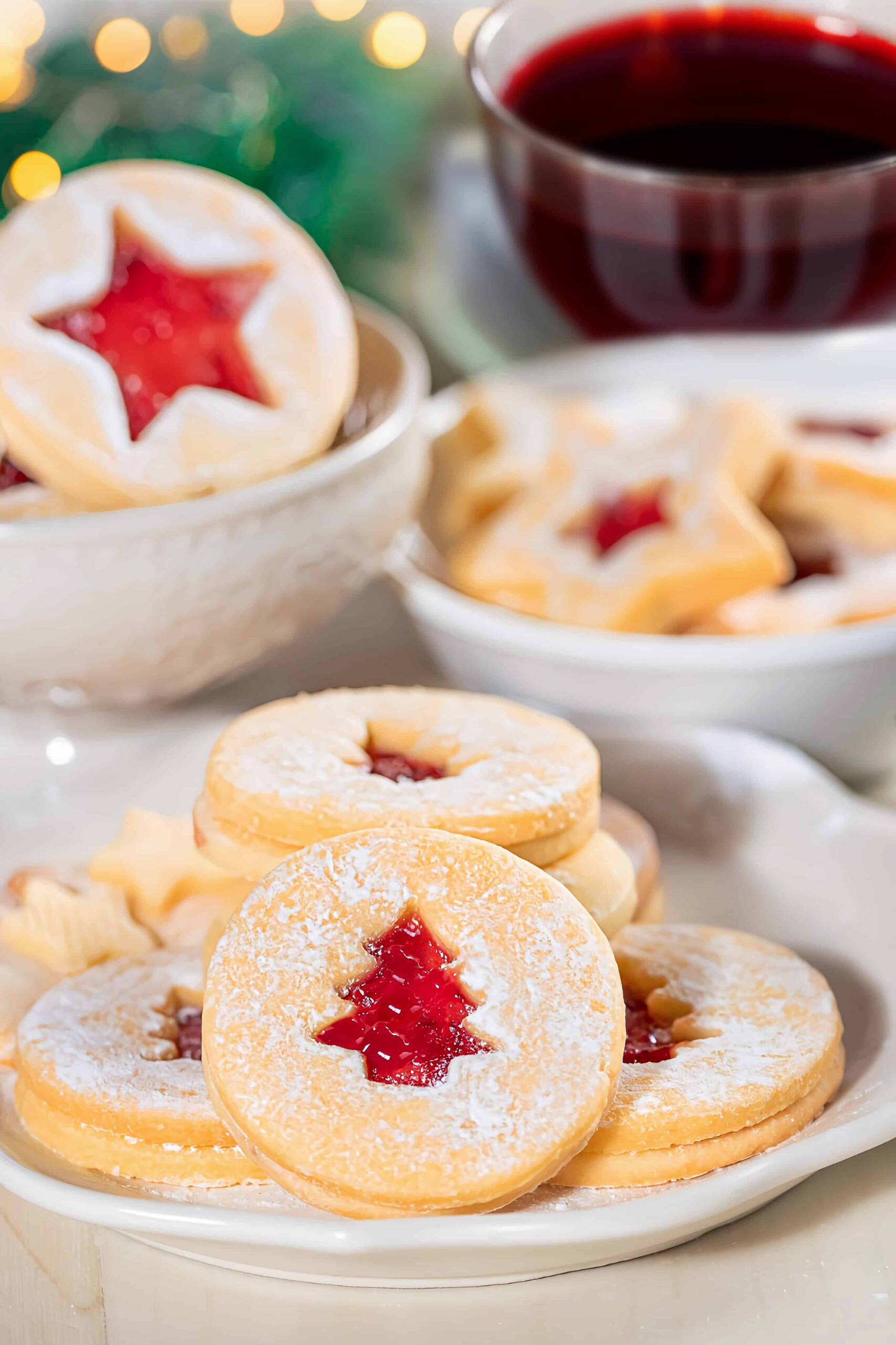 Glühwein Plätzchen mit Glühwein Gelee Gefüllt auf einer adventlichen Tafel serviert