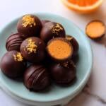 orangen pralinen in einer kleinen blauen schale