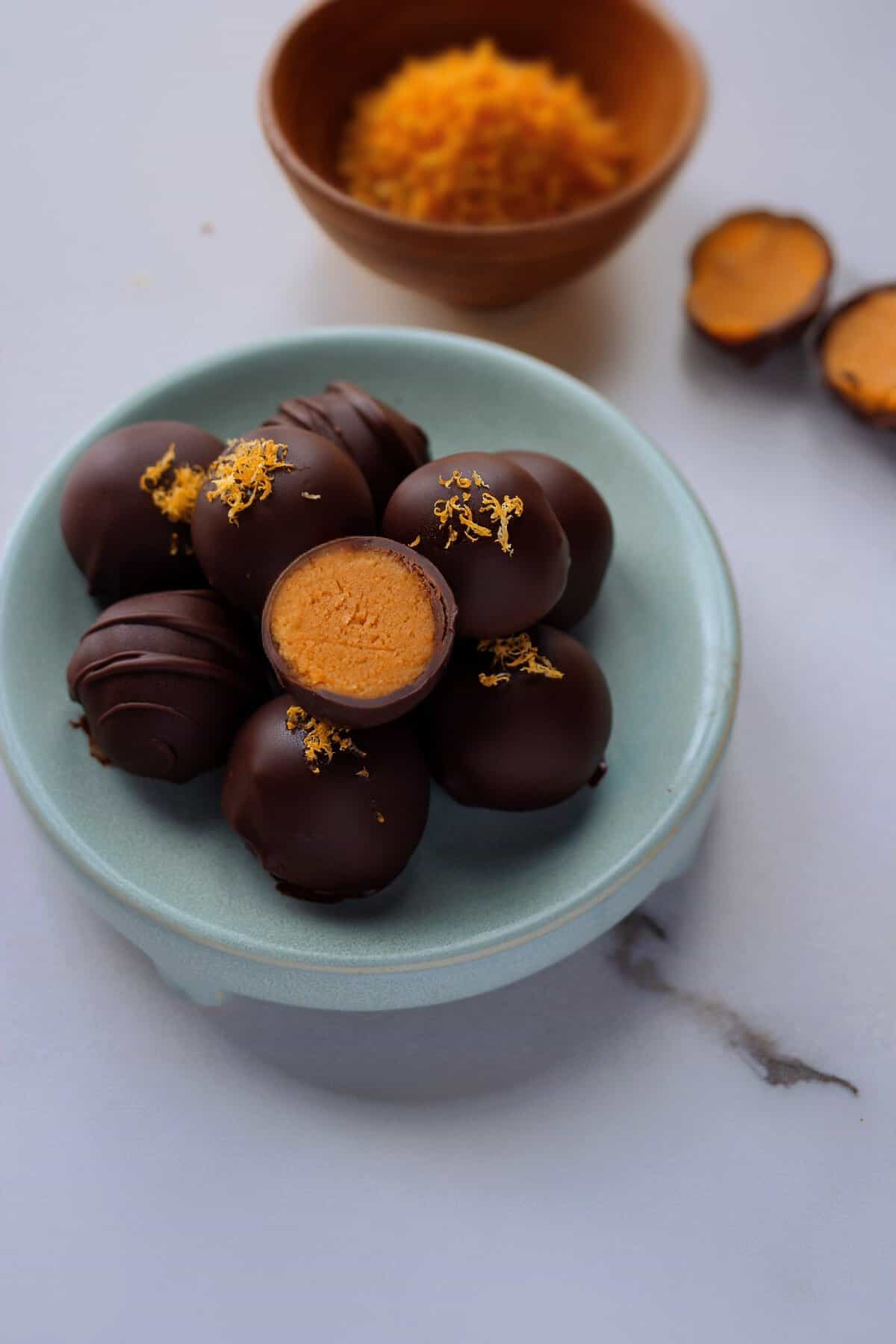 Orangen Pralinen mit dunkler Schokolade überzogen 