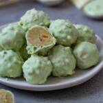 Pistazien Ferrero Rocher Pralinen auf einem kleinen weißen Teller