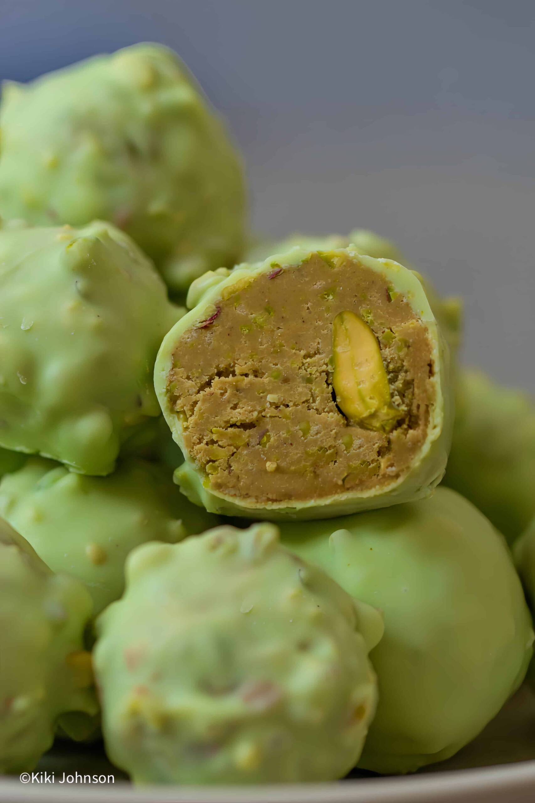 Nahaufnahme von einer aufgeschnittenen selbstgemachten Pistazien Rocher Praline 