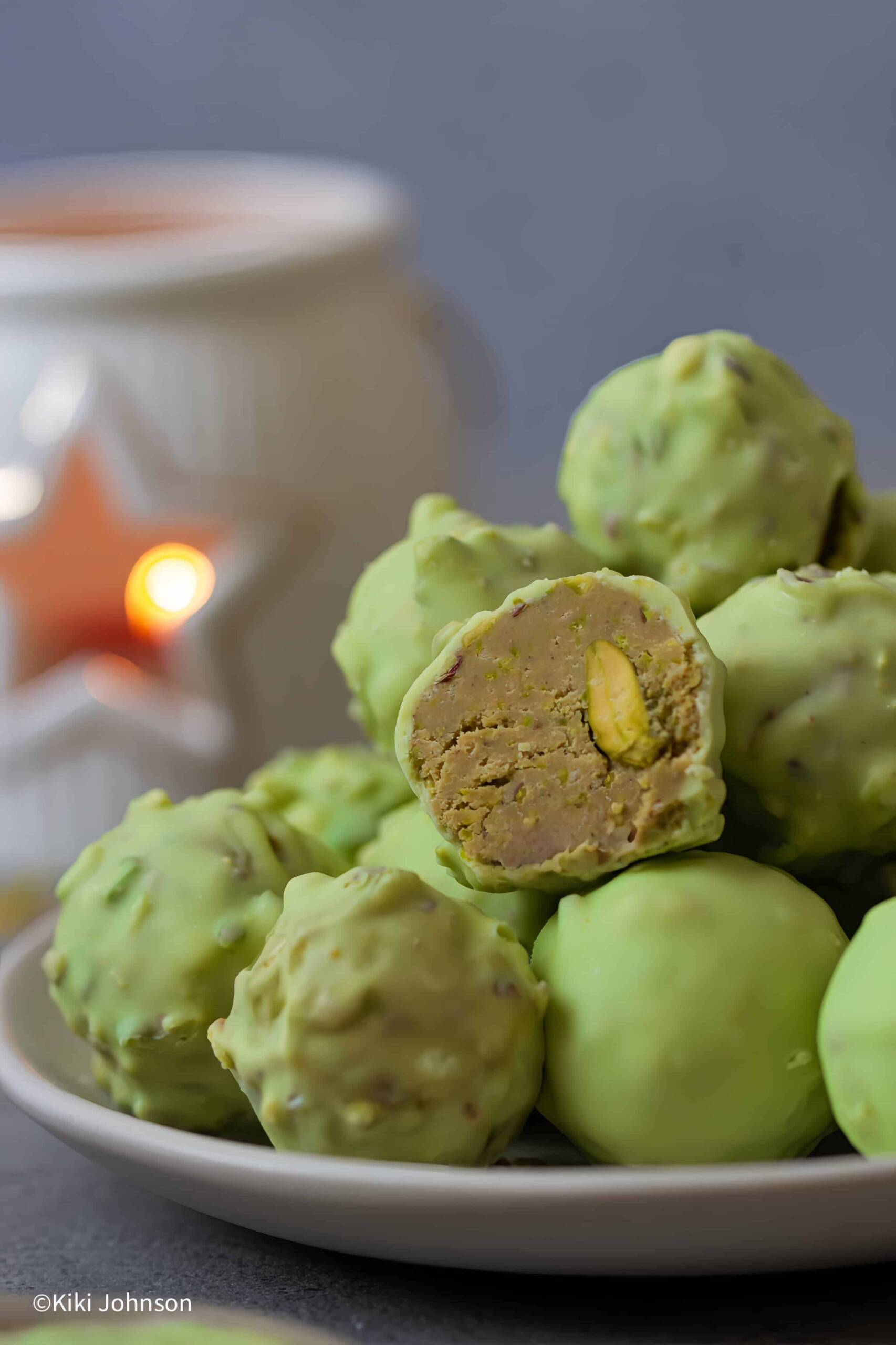Pistazien Rocher Pralinen mit grünem Rocher Schokomantel auf einem kleinen Teller