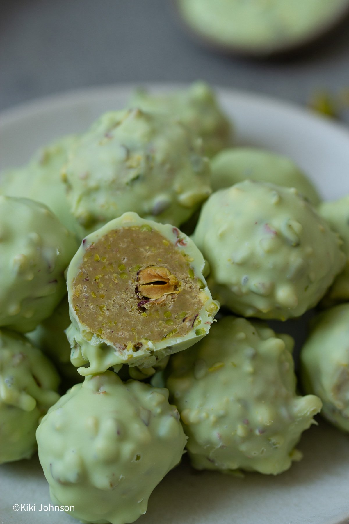 Pistazien Rocher Pralinen mit Pistazienfüllung und weisser Schokolade ummantelt die grün eingefärbt wurde und den typischen ROcher look hat