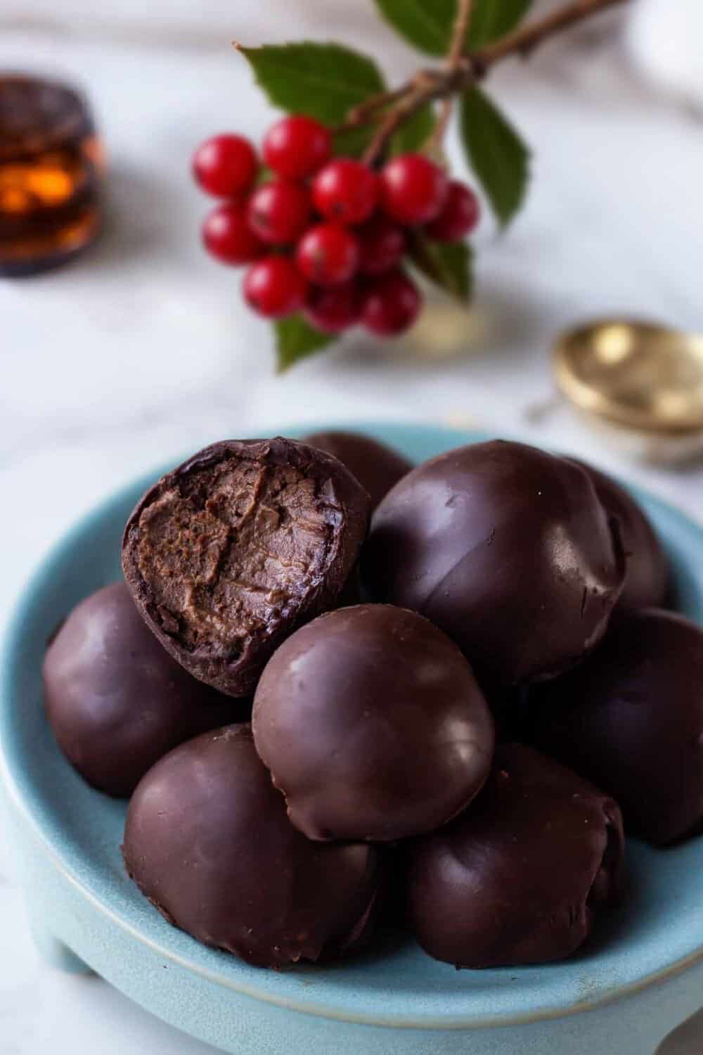 Rum Trüffel mit dunkler SChokolade auf einem blauen Keksteller