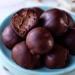 rum trüffel auf einem blauen teller