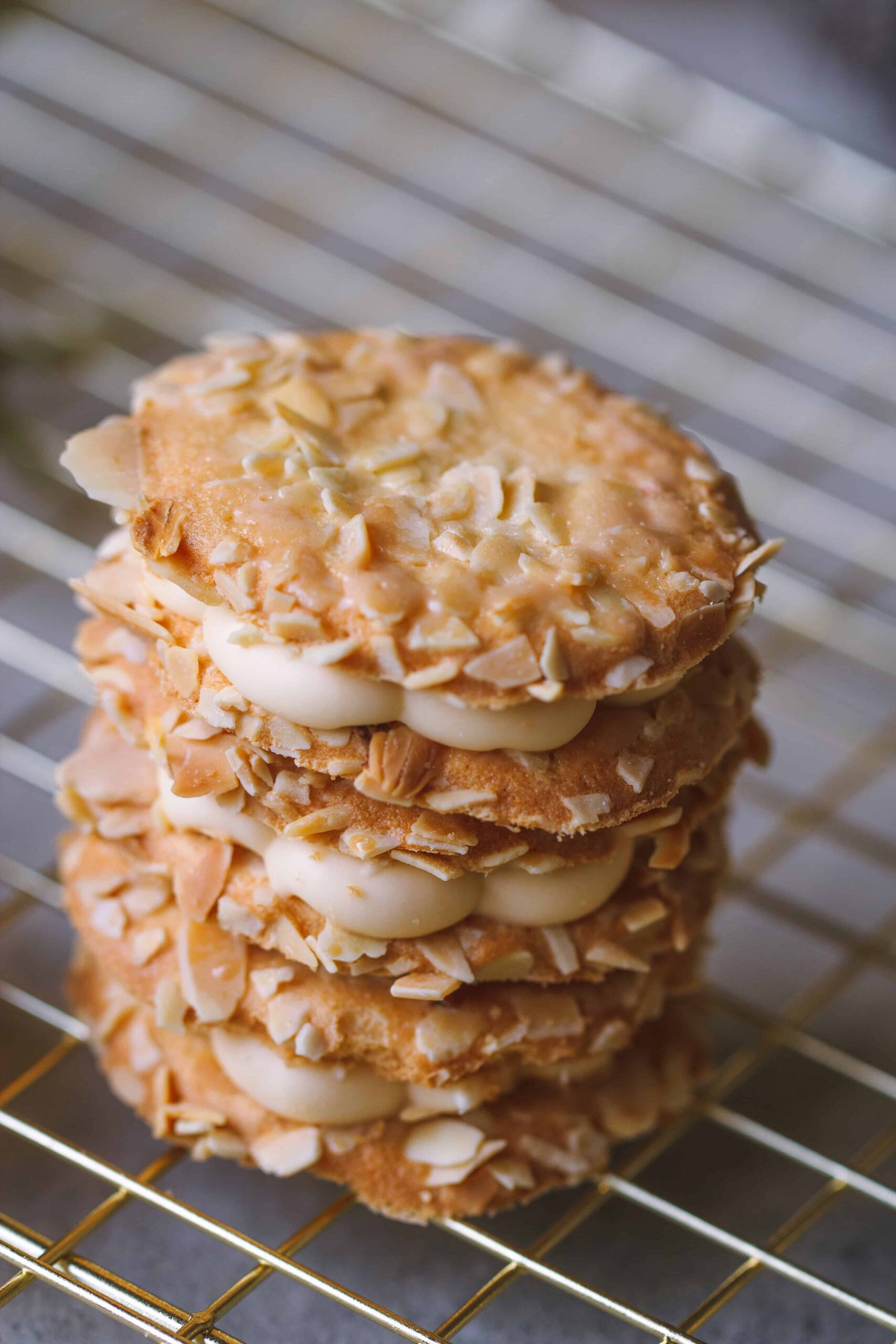 Nahaufnahme von drei gestapelten Bienenstich Plätzchen 