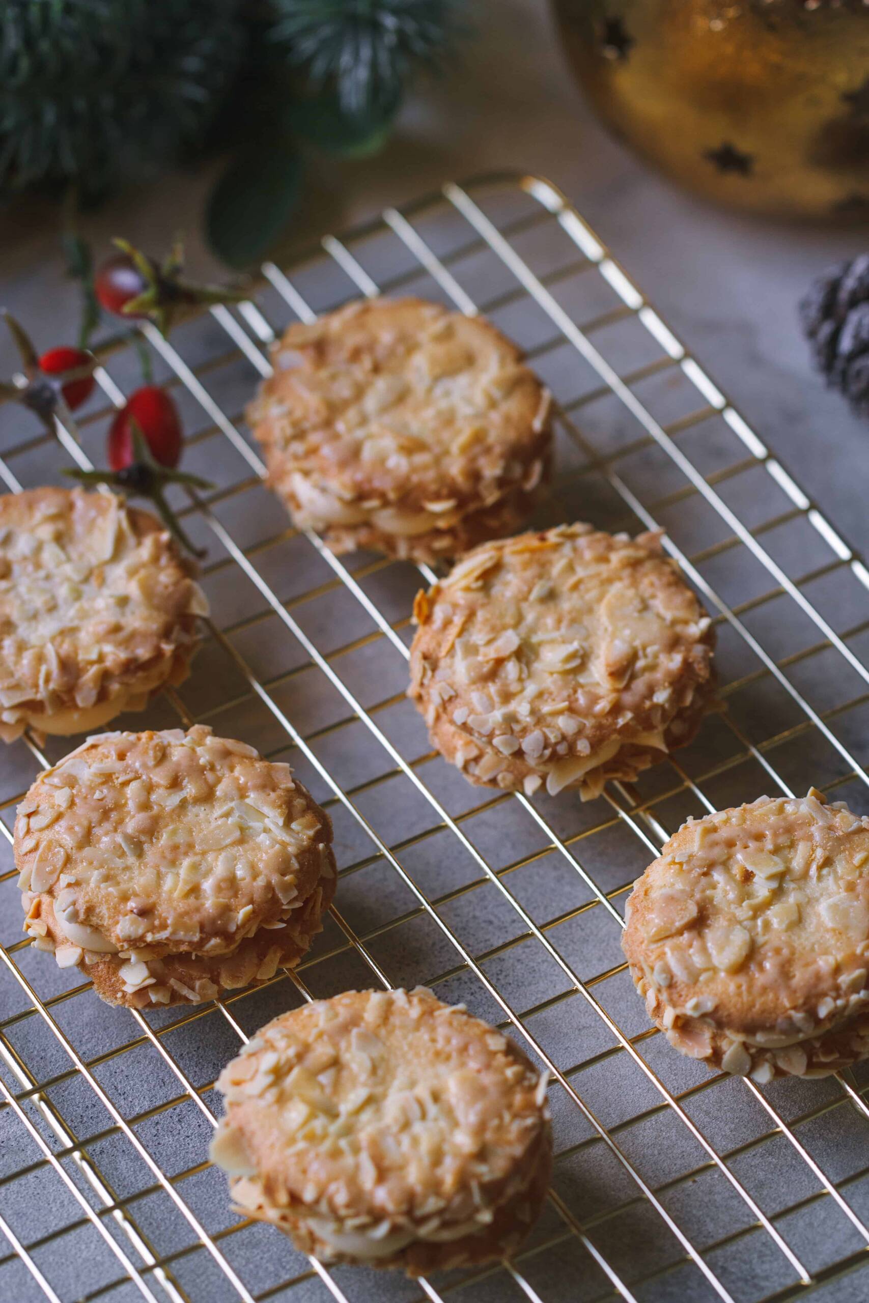 Bienenstich Plätzchen auf einem goldenen Plätzchen Gitter 