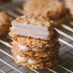 drei Bienenstich Plätzchen mit Rumcreme Füllung