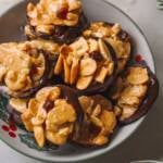 Mandel Florentiner mit dunklem Schokoboden auf einem weihnachtlichen Keksteller