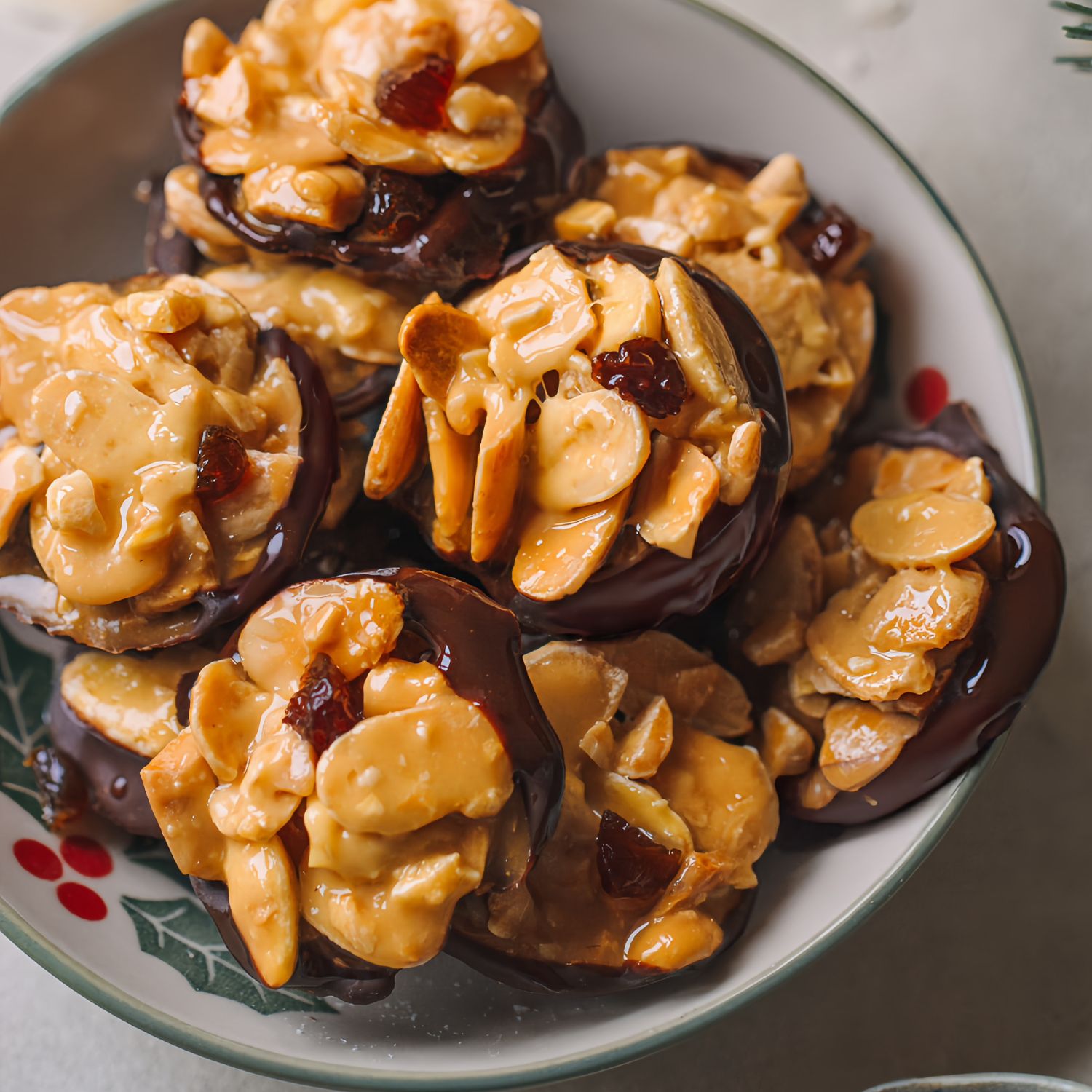 Mandel Florentiner mit dunklem Schokoboden auf einem weihnachtlichen Keksteller