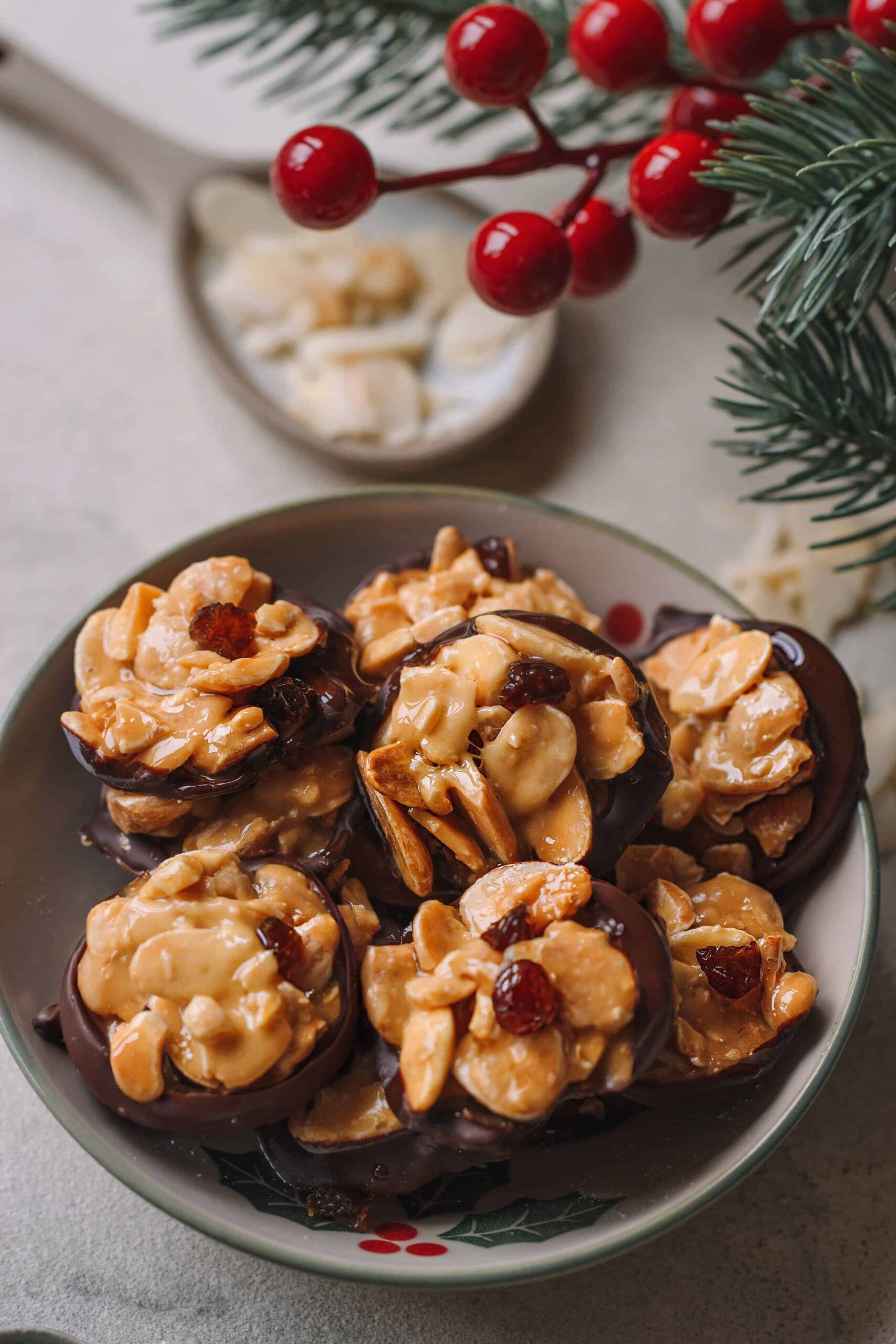 ein kleiner Teller mit Mandel Florentinern mit dunkler Schokolade und Rosinen 