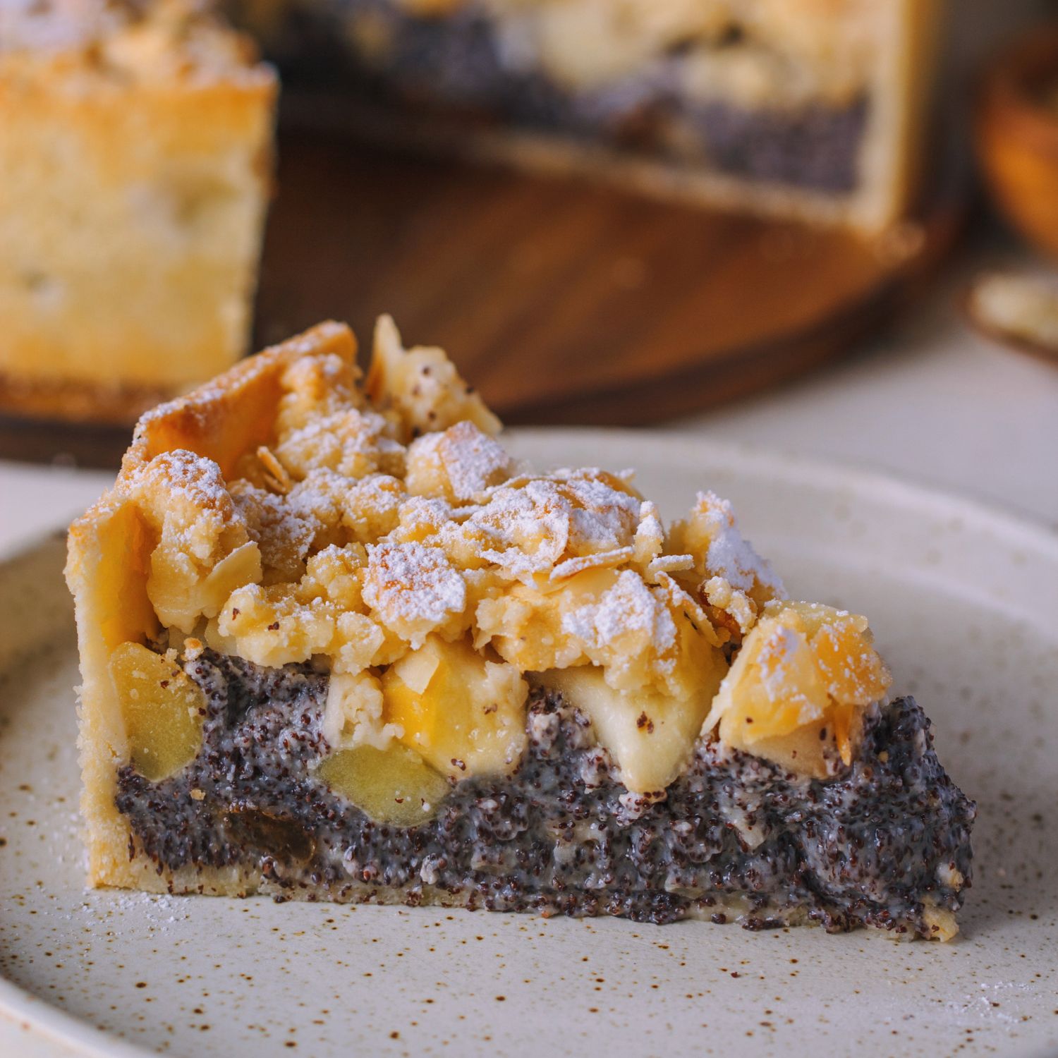 ein Stück Mohnkuchen mit Äpfeln und Streuseln