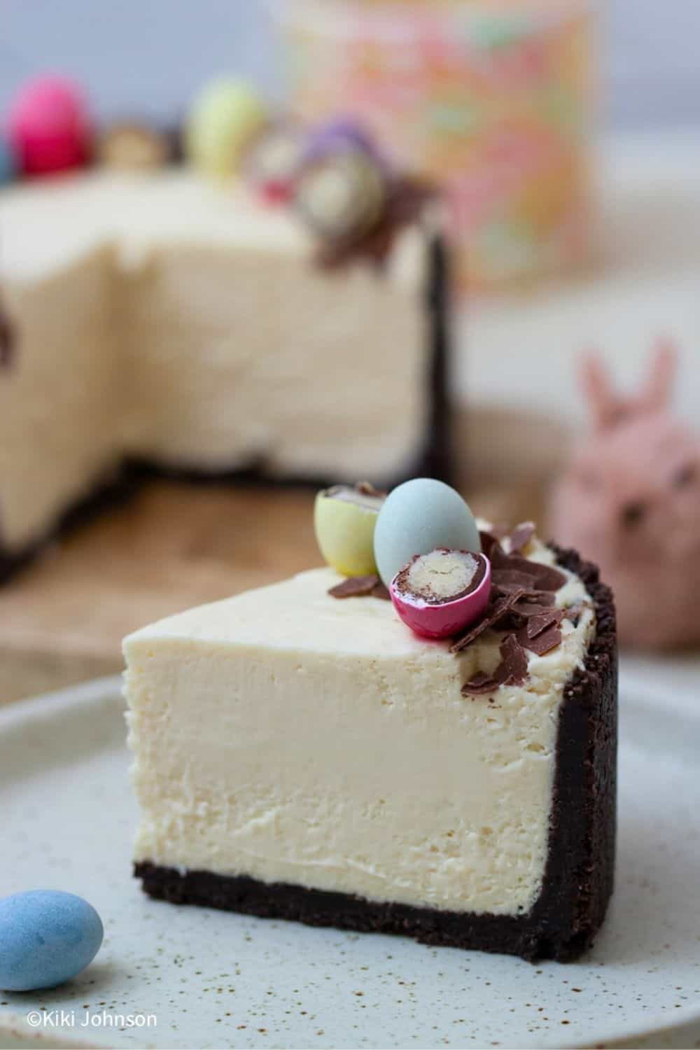 ein Stück No Bake Haselnuss Cheesecake mit Oreo Boden auf einem weissen Dessert Teller