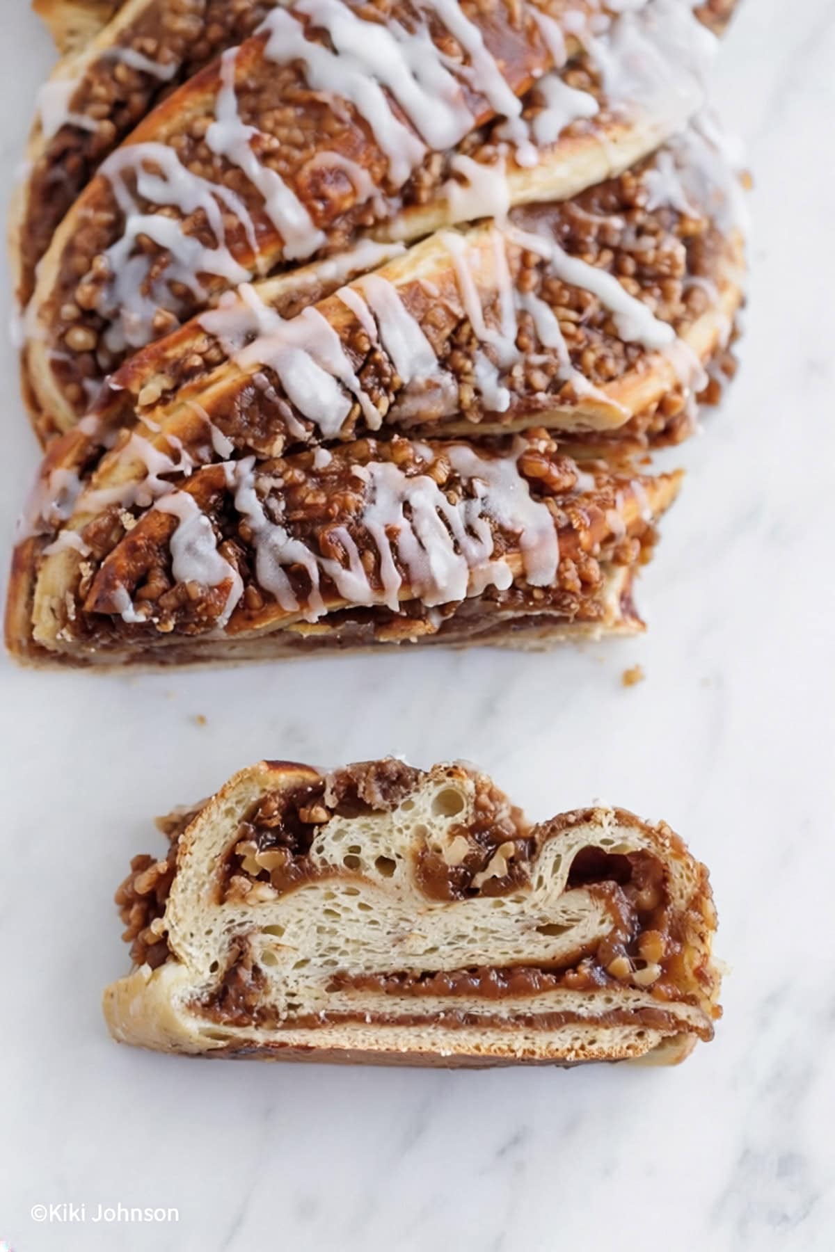 angeschnittener Nusszopf auf einem Marmortisch