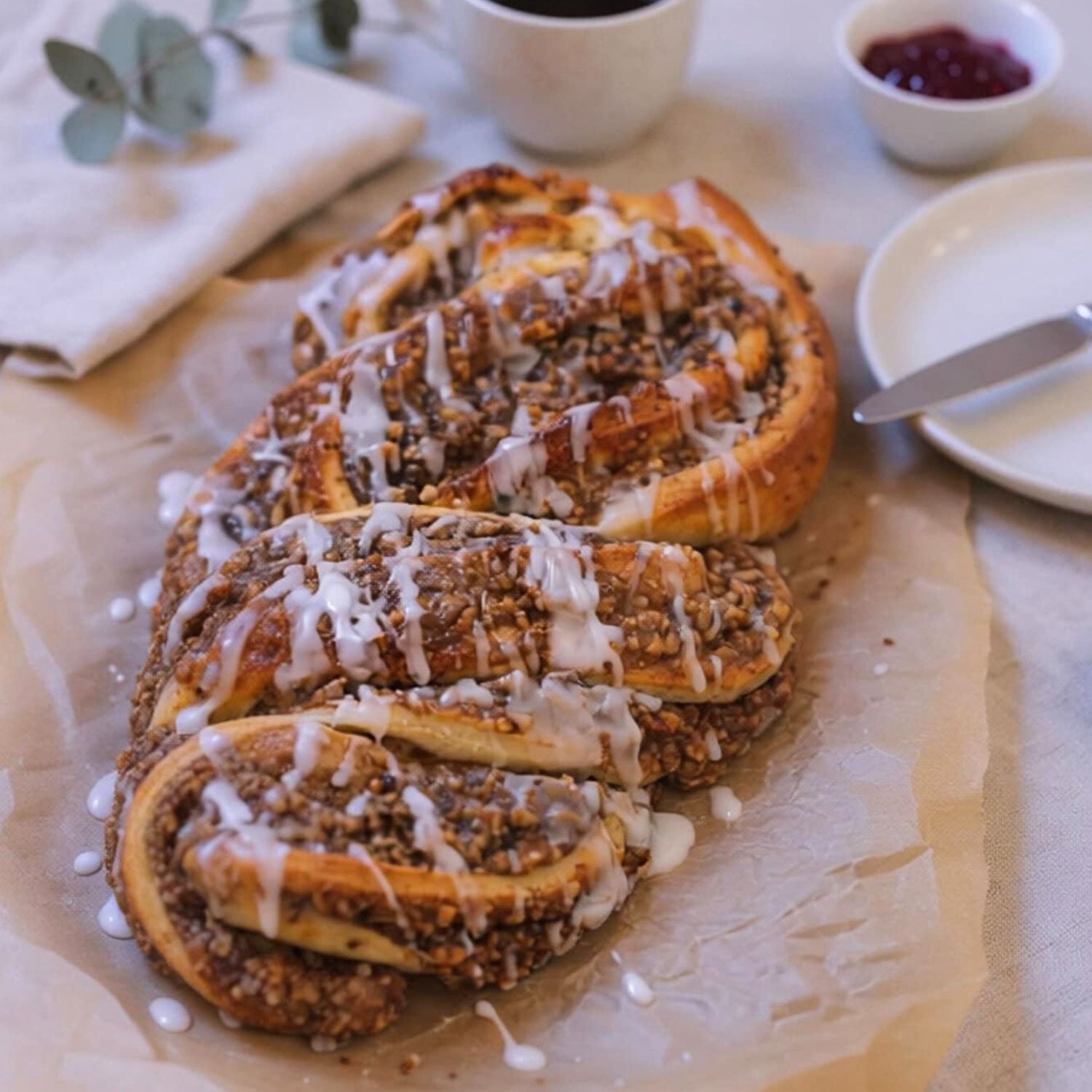 omas Nusszopf mit Nussfüllung auf einem Stück Backpapier