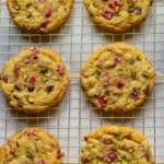 saftige Kekse mit Rhabarber und Pistazien auf einem goldenen Gitter