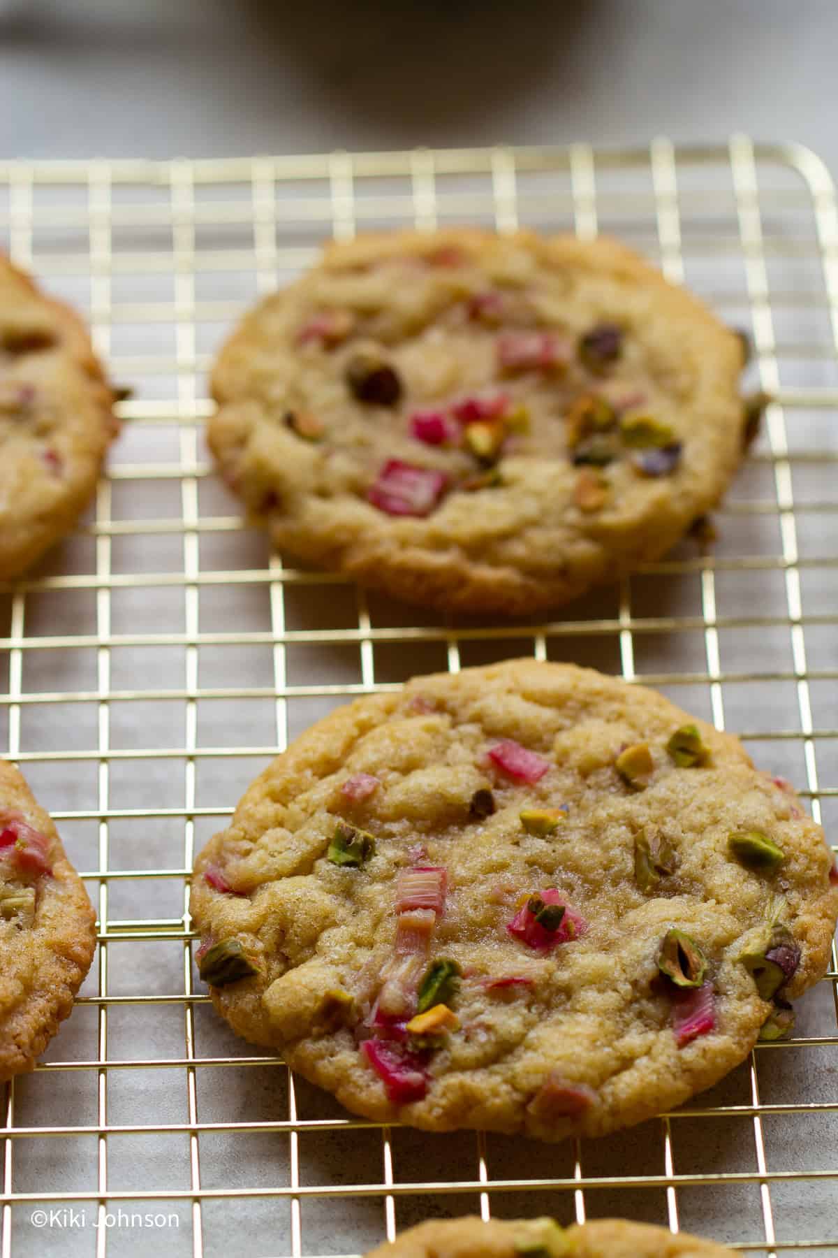 Nahaufnahme von einem Rhabarber Cookie auf einem Keksgitter