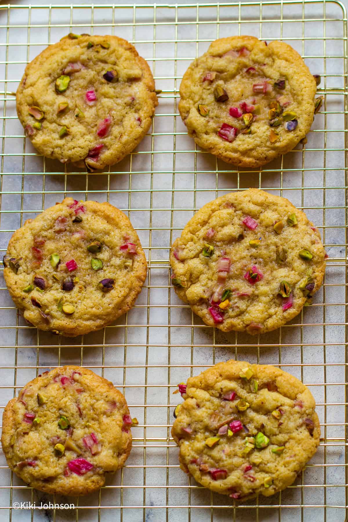 6 Rhabarber Cookies auf einem goldenen Keksegitter