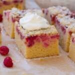 ein Stück Himbeer Rhabarber Kuchen vom Blech mit Streuseln