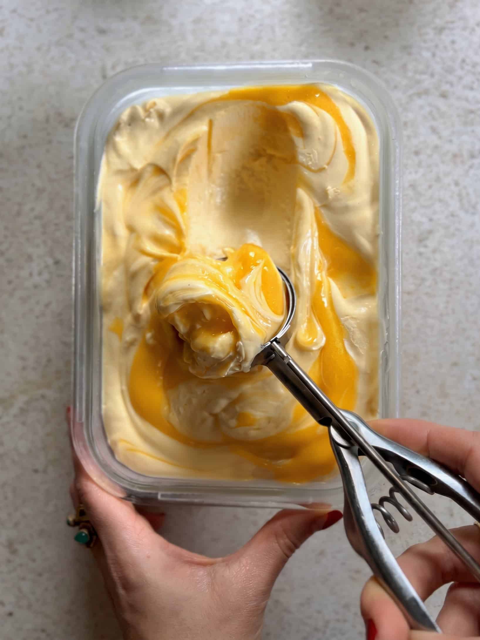 Lemon Curd Swirl Eiscreme in einer Glasschale 