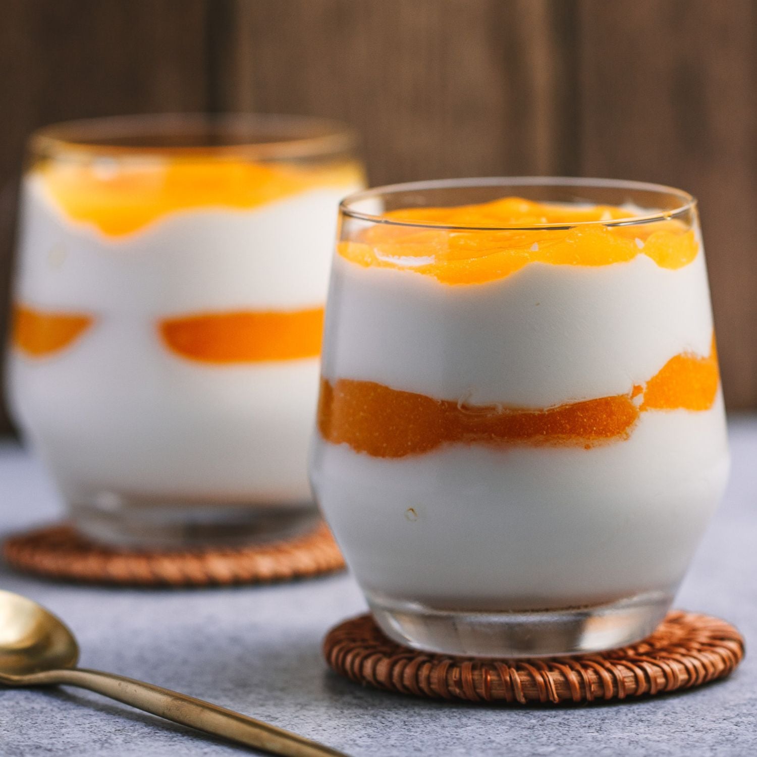 solero dessert im glas mit joghurt creme und maracuja sosse
