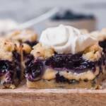 blaubeerkuchen mit pudding und Streuseln vom Blech mit einem Klecks Sahne