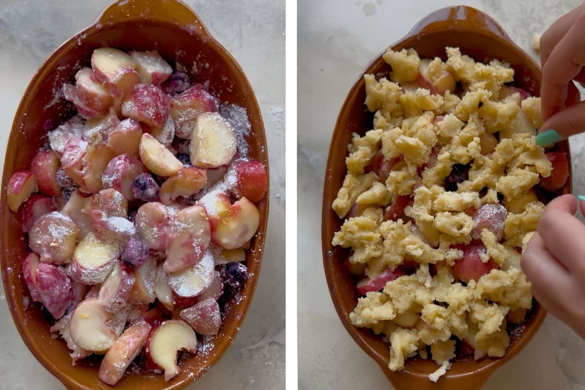 eine Auflaufform mit Pfirsichen und Blaubeeren wird mit Streuseln bedeckt