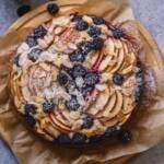 apfel brombeerkuchen mir rührteig auf einem Stück Backpapier